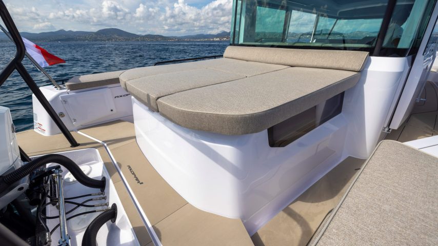 37_XC_Cross_Cabin_Gallery_0003_Axopar-37-XC-Mediterrana_C4A4356