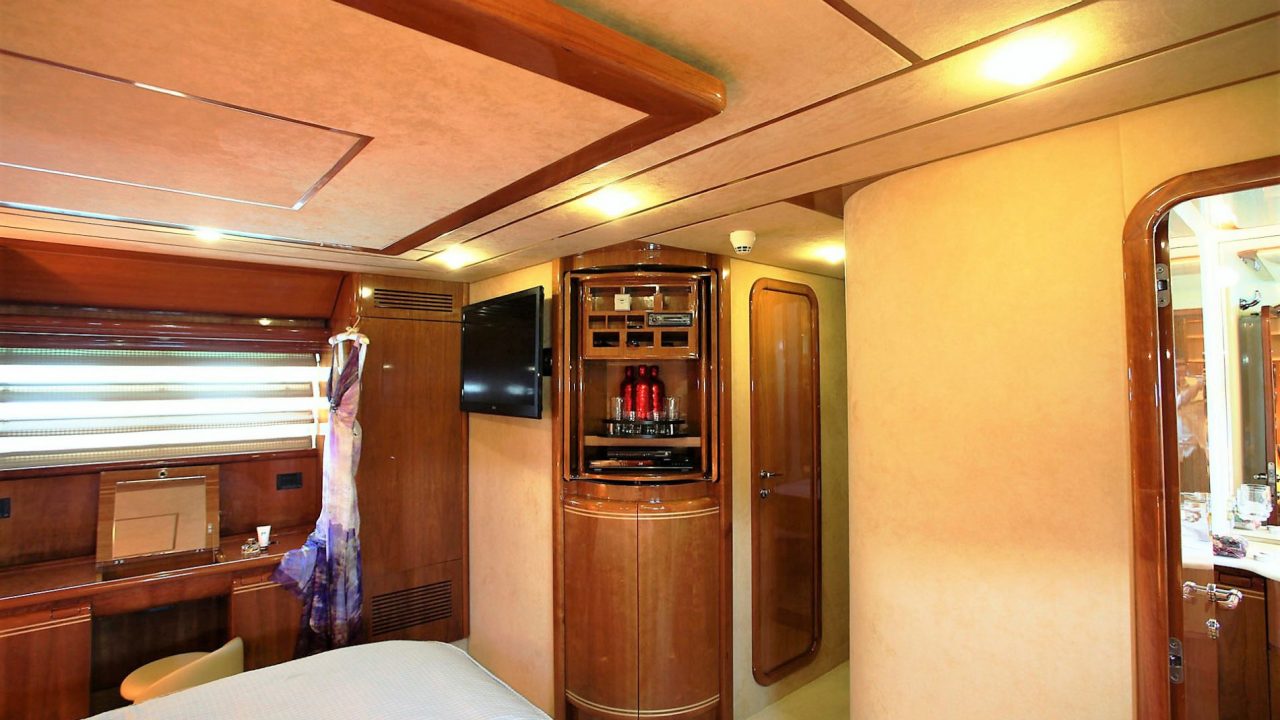 FERRETI 80 FLY (5)